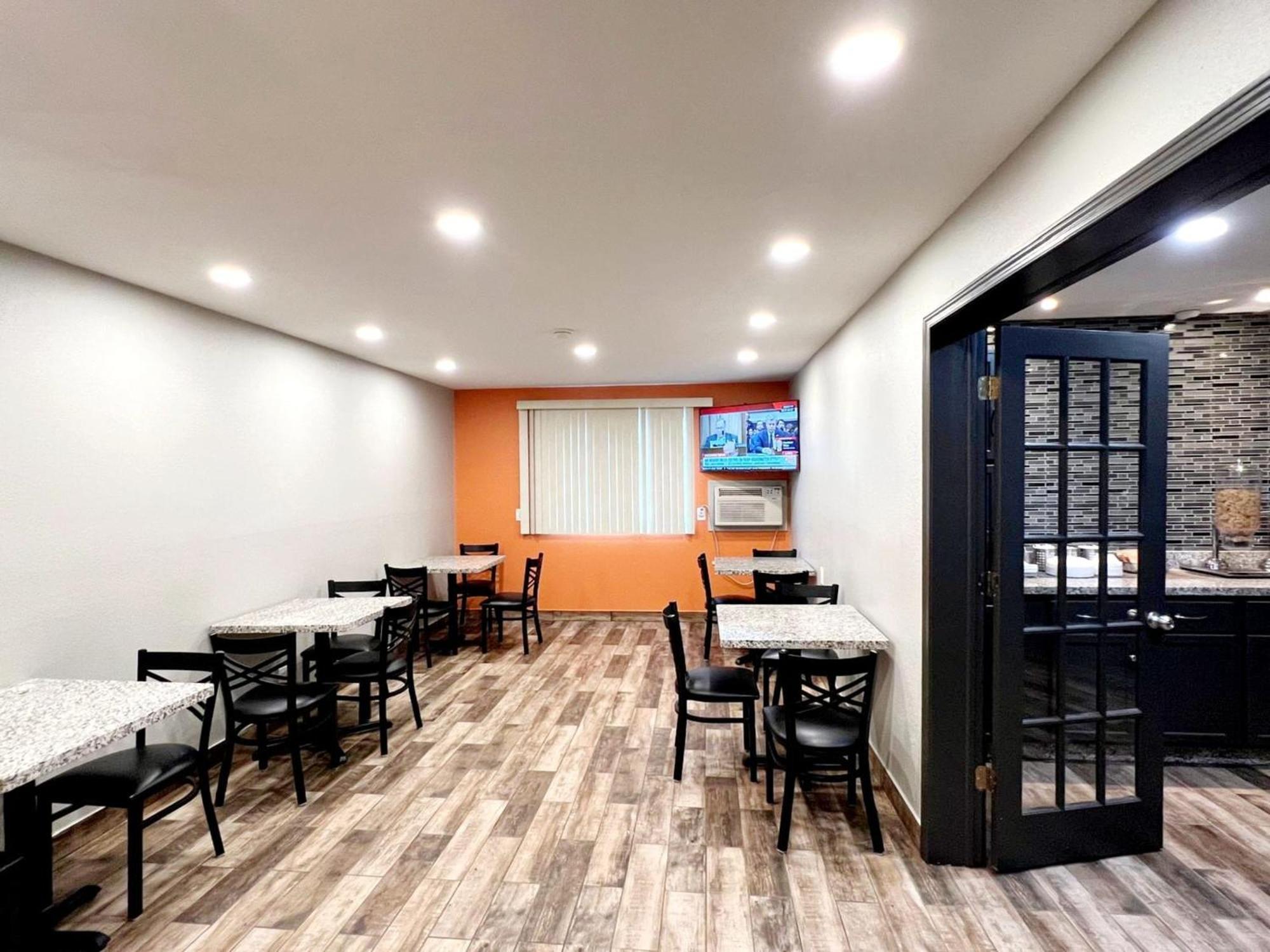 Hotel Super 8 By Wyndham Cedar Rapids Exterior foto